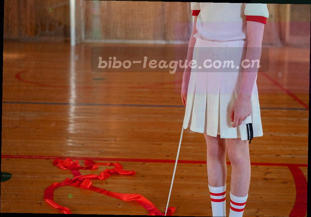 桌面局部：登记表格与标记符号的特写，画面不含任何姓名信息
